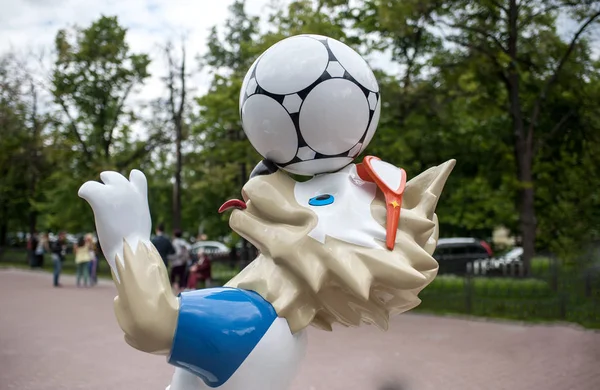 Moscow, Rusya Federasyonu - 24 Haziran 2017 2018 Dünya Kupası ve FIFA Konfederasyon Kupası 2017 resmi maskotu kurt Zabivaka Sokolnicheskaya Meydanı Moskova.