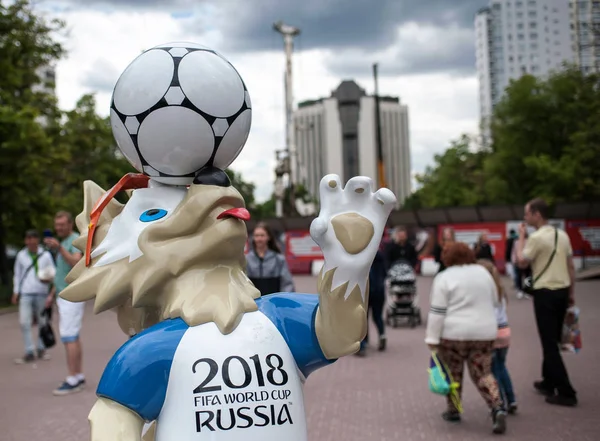 Moscow, Rusya Federasyonu - 24 Haziran 2017 2018 Dünya Kupası ve FIFA Konfederasyon Kupası 2017 resmi maskotu kurt Zabivaka Sokolnicheskaya Meydanı Moskova.