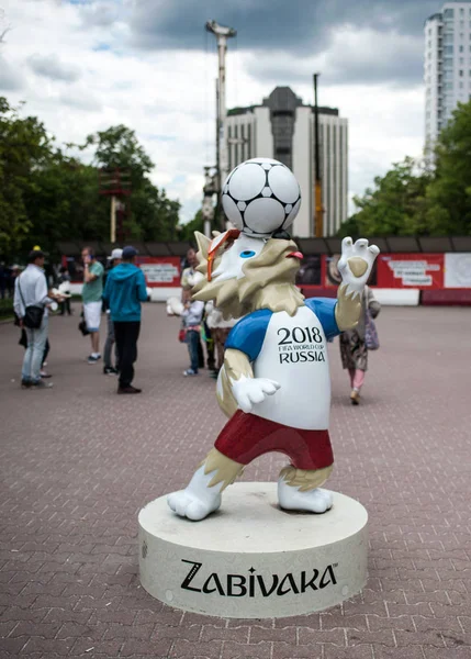 Moscow, Rusya Federasyonu - 24 Haziran 2017 2018 Dünya Kupası ve FIFA Konfederasyon Kupası 2017 resmi maskotu kurt Zabivaka Sokolnicheskaya Meydanı Moskova.