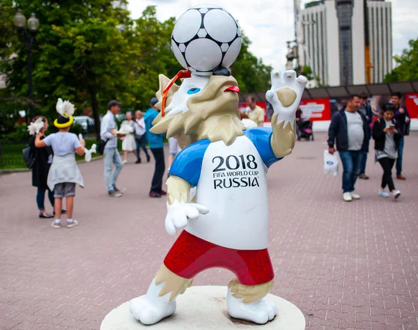 Moscow, Rusya Federasyonu - 24 Haziran 2017 2018 Dünya Kupası ve FIFA Konfederasyon Kupası 2017 resmi maskotu kurt Zabivaka Sokolnicheskaya Meydanı Moskova.