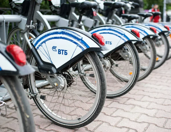 Moscow, Rusya Federasyonu - 24 Haziran 2017 otopark Bisiklet Kiralama Moskova'da Sokolnicheskaya meydanında.