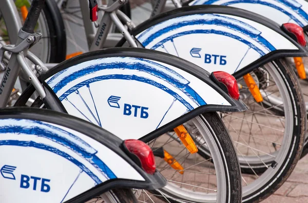 Moscow, Rusya Federasyonu - 24 Haziran 2017 otopark Bisiklet Kiralama Moskova'da Sokolnicheskaya meydanında.