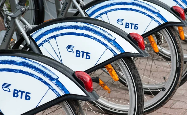 Moscow, Rusya Federasyonu - 24 Haziran 2017 otopark Bisiklet Kiralama Moskova'da Sokolnicheskaya meydanında.