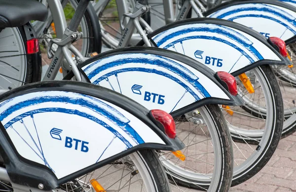 Moscow, Rusya Federasyonu - 24 Haziran 2017 otopark Bisiklet Kiralama Moskova'da Sokolnicheskaya meydanında.
