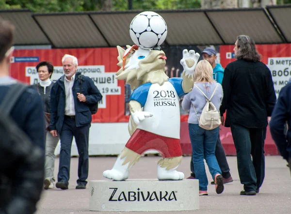 Moscow, Rusya Federasyonu - 24 Haziran 2017 2018 Dünya Kupası ve FIFA Konfederasyon Kupası 2017 resmi maskotu kurt Zabivaka Sokolnicheskaya Meydanı Moskova.