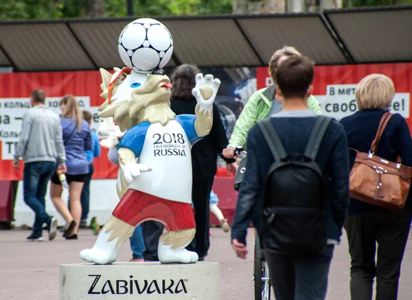 Moscow, Rusya Federasyonu - 24 Haziran 2017 2018 Dünya Kupası ve FIFA Konfederasyon Kupası 2017 resmi maskotu kurt Zabivaka Sokolnicheskaya Meydanı Moskova.