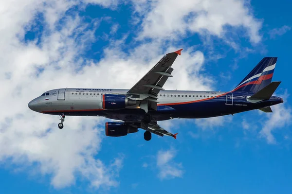  Sheremetyevo, Moscow Region, Rusya Federasyonu - 28 Haziran 2017: Airbus A320 Aeroflot havayolları Sheremetyevo Uluslararası Havaalanı'nda bir iniş yapar.