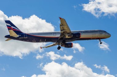  Sheremetyevo, Moscow Region, Rusya Federasyonu - 28 Haziran 2017: Airbus A321 Aeroflot havayolları Sheremetyevo Uluslararası Havaalanı'nda bir iniş yapar.