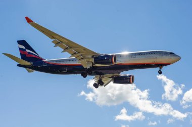  Sheremetyevo, Moscow Region, Rusya Federasyonu - 28 Haziran 2017: Airbus A330 Aeroflot havayolları Sheremetyevo Uluslararası Havaalanı'nda bir iniş yapar.