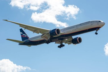 Sheremetyevo, Moscow Region, Rusya Federasyonu - 28 Haziran 2017: Boeing 777-300er Aeroflot havayolları Sheremetyevo Uluslararası Havaalanı'nda bir iniş yapar.