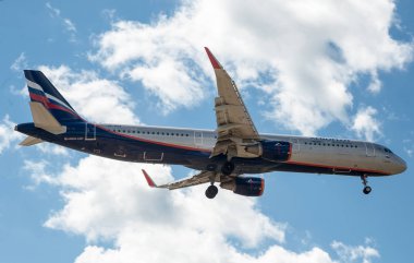  Sheremetyevo, Moscow Region, Rusya Federasyonu - 28 Haziran 2017: Airbus A321 Aeroflot havayolları Sheremetyevo Uluslararası Havaalanı'nda bir iniş yapar.
