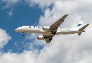 Sheremetyevo, Moscow Region, Rusya Federasyonu - 28 Haziran 2017: Embraer Erj-190lr Finnair havayolları Sheremetyevo Uluslararası Havaalanı'nda bir iniş yapar.