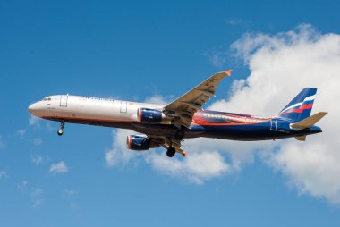 Sheremetyevo, Moscow Region, Rusya Federasyonu - 28 Haziran 2017: Airbus A321 Aeroflot havayolları üniforma Manchester United Football Club sembolizm içinde Sheremetyevo Uluslararası Havaalanı'nda bir iniş yapar.