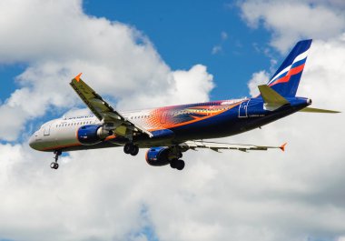 Sheremetyevo, Moscow Region, Rusya Federasyonu - 28 Haziran 2017: Airbus A321 Aeroflot havayolları üniforma Manchester United Football Club sembolizm içinde Sheremetyevo Uluslararası Havaalanı'nda bir iniş yapar.