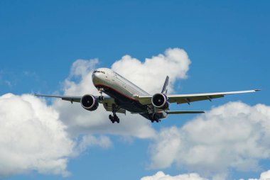 Sheremetyevo, Moscow Region, Rusya Federasyonu - 28 Haziran 2017: Boeing 777-300er Aeroflot havayolları Sheremetyevo Uluslararası Havaalanı'nda bir iniş yapar.