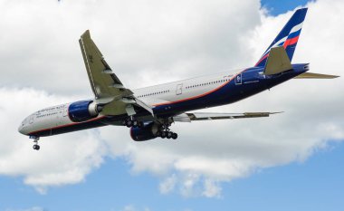 Sheremetyevo, Moscow Region, Rusya Federasyonu - 28 Haziran 2017: Boeing 777-300er Aeroflot havayolları Sheremetyevo Uluslararası Havaalanı'nda bir iniş yapar.