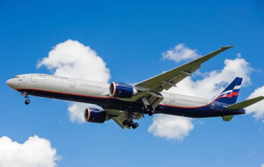 Sheremetyevo, Moscow Region, Rusya Federasyonu - 28 Haziran 2017: Boeing 777-300er Aeroflot havayolları Sheremetyevo Uluslararası Havaalanı'nda bir iniş yapar.