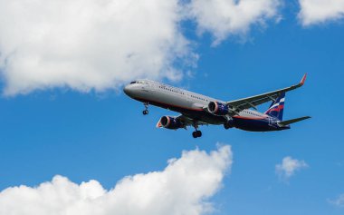  Sheremetyevo, Moscow Region, Rusya Federasyonu - 28 Haziran 2017: Airbus A321 Aeroflot havayolları Sheremetyevo Uluslararası Havaalanı'nda bir iniş yapar.