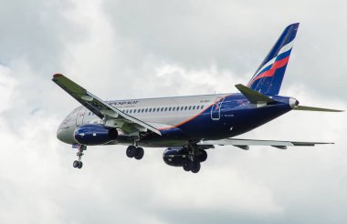 Sheremetyevo, Moscow Region, Rusya Federasyonu - 28 Haziran 2017: Sukhoi Superjet 100 (Ssj 100-95b) Aeroflot havayolları Sheremetyevo Uluslararası Havaalanı'nda bir iniş yapar.