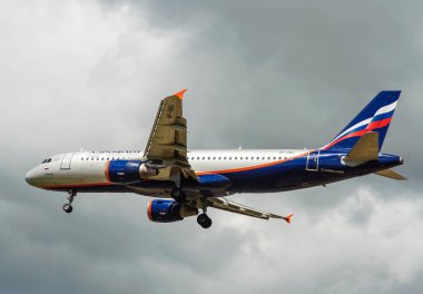  Sheremetyevo, Moscow Region, Rusya Federasyonu - 28 Haziran 2017: Airbus A320 Aeroflot havayolları Sheremetyevo Uluslararası Havaalanı'nda bir iniş yapar.