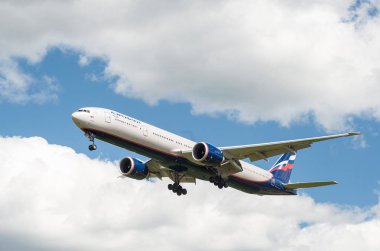 Sheremetyevo, Moscow Region, Rusya Federasyonu - 28 Haziran 2017: Boeing 777-300er Aeroflot havayolları Sheremetyevo Uluslararası Havaalanı'nda bir iniş yapar.