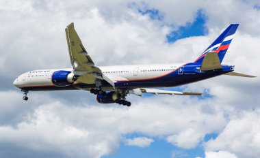 Sheremetyevo, Moscow Region, Rusya Federasyonu - 28 Haziran 2017: Boeing 777-300er Aeroflot havayolları Sheremetyevo Uluslararası Havaalanı'nda bir iniş yapar.