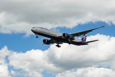 Sheremetyevo, Moscow Region, Rusya Federasyonu - 28 Haziran 2017: Boeing 777-300er Aeroflot havayolları Sheremetyevo Uluslararası Havaalanı'nda bir iniş yapar.