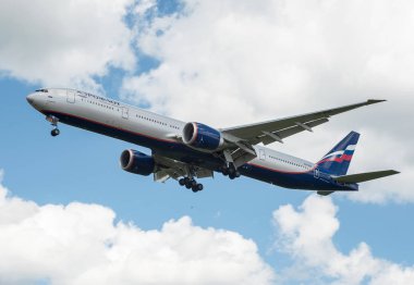 Sheremetyevo, Moscow Region, Rusya Federasyonu - 28 Haziran 2017: Boeing 777-300er Aeroflot havayolları Sheremetyevo Uluslararası Havaalanı'nda bir iniş yapar.