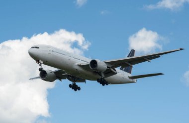 Arka plan mavi gökyüzü ve beyaz bulutlar uçakta.