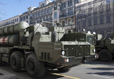 Moskova, Rusya - 07 Mayıs 2017 uçaksavar füze sistemi askeri geçit töreni provası Moskova Tverskaya Caddesi üzerinde zafer bayramı sırasında S-400 Triumf (Sa-21 Growler).