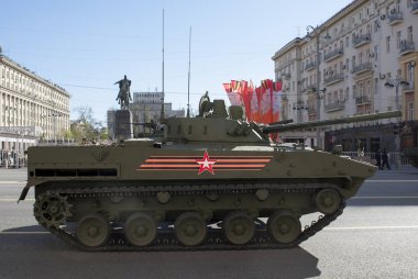Moskova, Rusya - 07 Mayıs 2017 hava savaş aracı Bmd-4 askeri geçit töreni provası Moskova Tverskaya Caddesi üzerinde zafer bayramı sırasında.