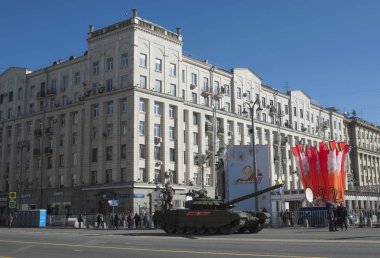 Moskova, Rusya - 07 Mayıs 2017 askeri geçit töreni provası Moskova Tverskaya Caddesi üzerinde zafer bayramı sırasında Rus ana muharebe tankı T-72b3.