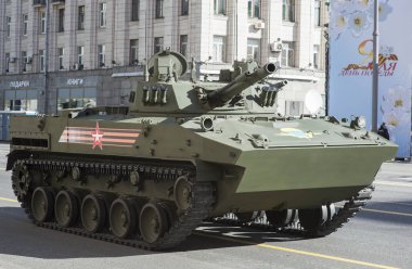 Moskova, Rusya - 07 Mayıs 2017 hava savaş aracı Bmd-4 askeri geçit töreni provası Moskova Tverskaya Caddesi üzerinde zafer bayramı sırasında.
