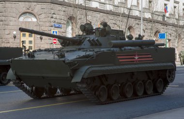 Moskova, Rusya - 07 Mayıs 2017 hava savaş aracı Bmd-4 askeri geçit töreni provası Moskova Tverskaya Caddesi üzerinde zafer bayramı sırasında.