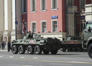 Moskova, Rusya - 07 Mayıs 2017 zırhlı personel taşıyıcı Btr-82a askeri geçit töreni provası Moskova Tverskaya Caddesi üzerinde zafer bayramı sırasında.