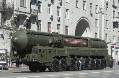 Moskova, Rusya - 07 Mayıs 2017 ile katı yakıt kıtalararası balistik füze Rs-24 Yars füze sistemi (Topol'-Bay veya Ss-29) zafer günü askeri geçit töreni provası sırasında.