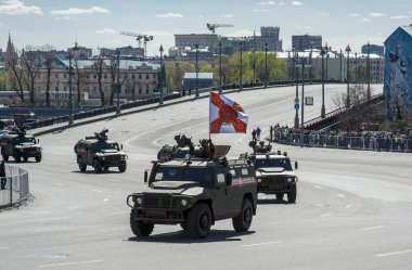 Moskova, Rusya - 07 Mayıs 2017 Rus çok amaçlı araç artan passability, zafer günü askeri geçit töreni provası sırasında zırhlı araç TIGR-M.