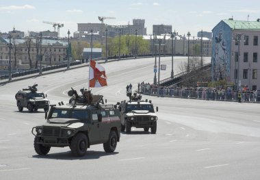 Moskova, Rusya - 07 Mayıs 2017 Rus çok amaçlı araç artan passability, zafer günü askeri geçit töreni provası sırasında zırhlı araç TIGR-M.