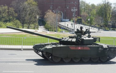 Moskova, Rusya - 07 Mayıs 2017 askeri geçit töreni Moskova Zafer Bayramı için prova sırasında Rus ana muharebe tankı T-72b3.