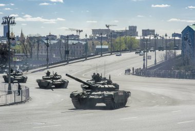 Moskova, Rusya - 07 Mayıs 2017 askeri geçit töreni Moskova Zafer Bayramı için prova sırasında Rus ana muharebe tankı T-72b3.
