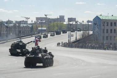 Moskova, Rusya - 07 Mayıs 2017 zırhlı personel taşıyıcı Btr-82a askeri geçit töreni Moskova Zafer Bayramı için prova sırasında.