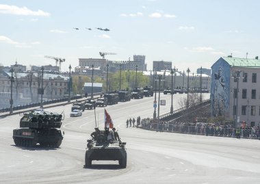 Moskova, Rusya - 07 Mayıs 2017 zırhlı personel taşıyıcı Btr-82a askeri geçit töreni Moskova Zafer Bayramı için prova sırasında.