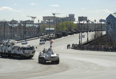 Moskova, Rusya - askeri geçit töreni Moskova Zafer Bayramı için prova sırasında personel taşıyıcı Btr-82a ve Tor füze sistemi (Sa-15 Gauntlet) 07 Mayıs 2017 zırhlı.