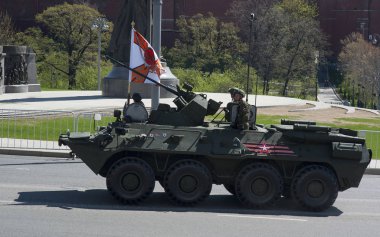 Moskova, Rusya - 07 Mayıs 2017 zırhlı personel taşıyıcı Btr-82a askeri geçit töreni Moskova Zafer Bayramı için prova sırasında.