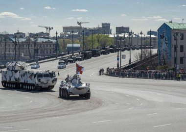 Moskova, Rusya - askeri geçit töreni Moskova Zafer Bayramı için prova sırasında personel taşıyıcı Btr-82a ve Tor füze sistemi (Sa-15 Gauntlet) 07 Mayıs 2017 zırhlı.