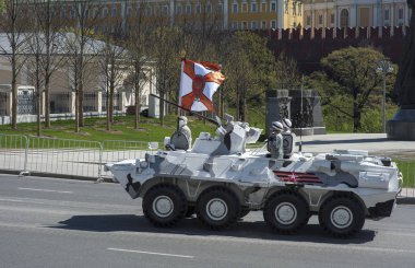 Moskova, Rusya - 07 Mayıs 2017 zırhlı personel taşıyıcı Btr-82a askeri geçit töreni Moskova Zafer Bayramı için prova sırasında.