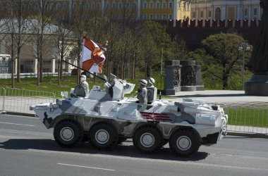 Moskova, Rusya - 07 Mayıs 2017 zırhlı personel taşıyıcı Btr-82a askeri geçit töreni Moskova Zafer Bayramı için prova sırasında.