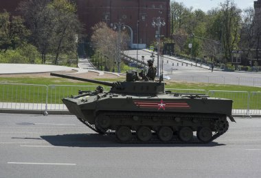 Moskova, Rusya - 07 Mayıs 2017 hava savaş aracı Bmd-4 askeri geçit töreni Moskova Zafer Bayramı için prova sırasında.