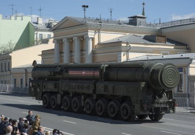 Moskova, Rusya - 07 Mayıs 2017 ile katı yakıt kıtalararası balistik füze Rs-24 Yars füze sistemi (Topol'-Bay veya Ss-29) zafer günü askeri geçit töreni provası sırasında.