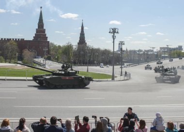 Moskova, Rusya - 07 Mayıs 2017 askeri geçit töreni Moskova Zafer Bayramı için prova sırasında Rus ana muharebe tankı T-72b3.